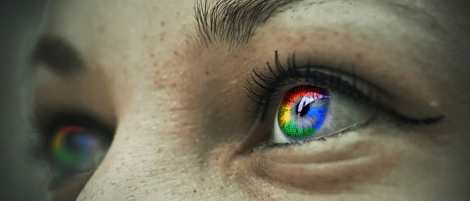 השתקפות לוגו גוגל בעיניים